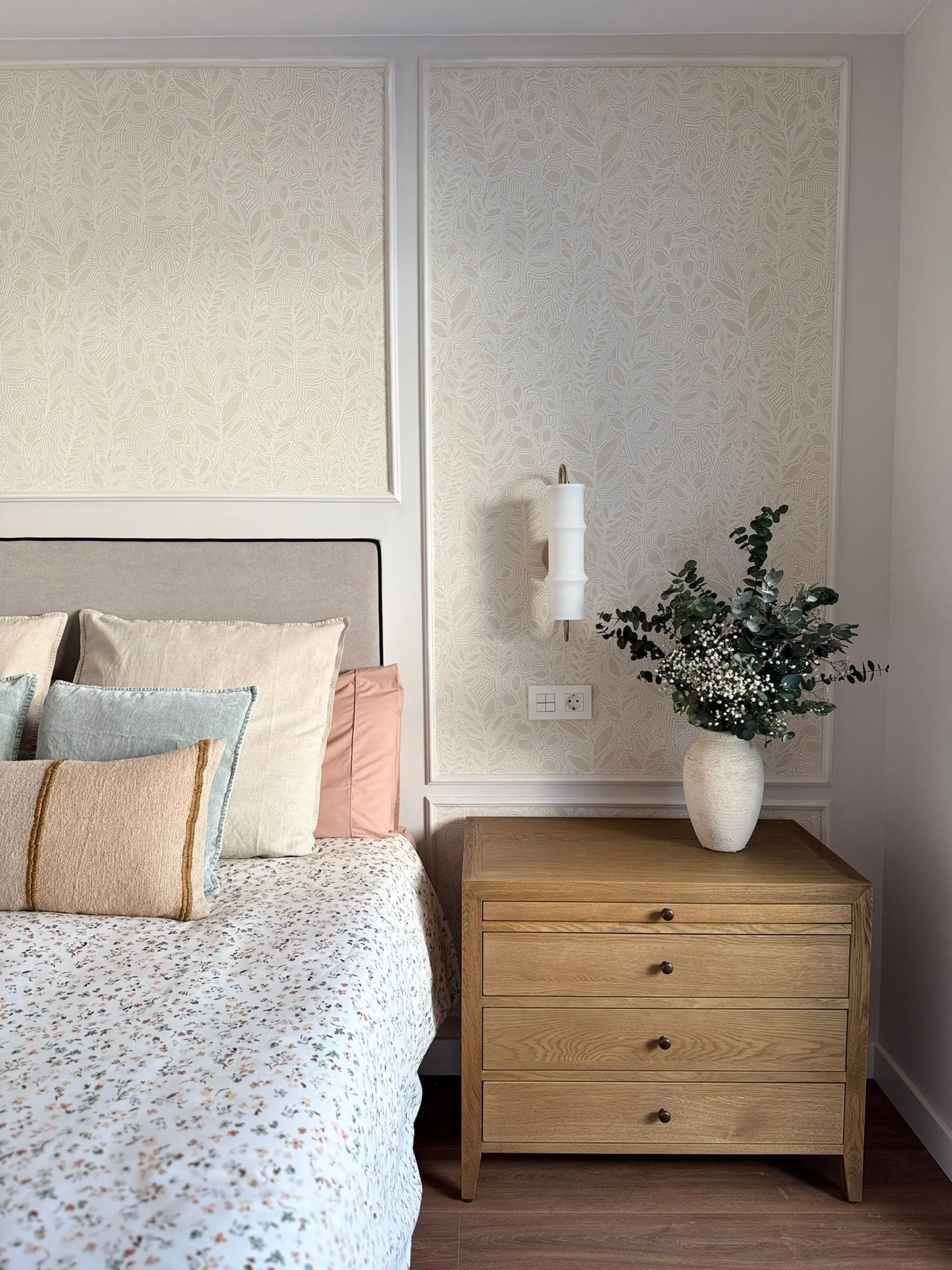 Dormitorio con texturas cálidas y luz natural, fotografía de interiorismo por Luz Viva